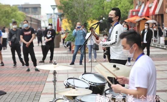 河南鹤壁小伙凭功夫收获百万粉丝，从街头艺人到网络红人